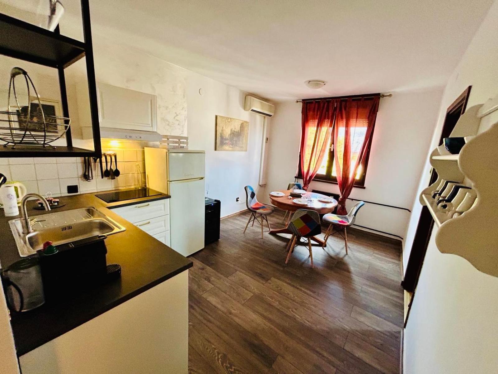 Fly By Suite - Zagreb Airport - 0-24H Self Check In&Out - Parking On Site Velika Gorica Eksteriør billede