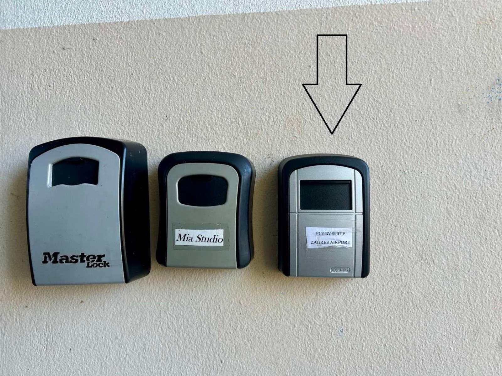 Fly By Suite - Zagreb Airport - 0-24H Self Check In&Out - Parking On Site Velika Gorica Eksteriør billede